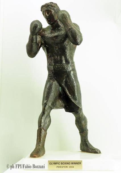 La statuetta di un pugile che venne esposta nella sede del palazzetto olimpico di Atene 2004